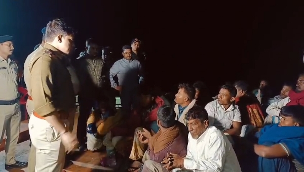 বাংলাদেশী ট্রলারের মৎস্যজীবীদের সীমা লঙ্ঘন বাংলাদেশী ট্রলারের মৎস্যজীবীদের সীমা লঙ্ঘন