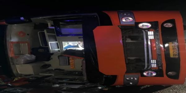 কানপুরে বাস উল্টে শিশু-সহ মৃত ৩, জখম ২০ জন