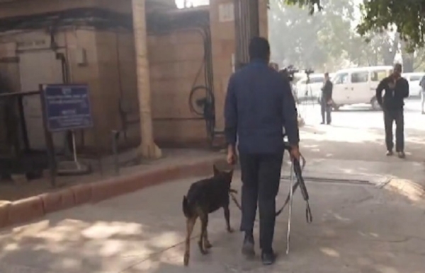 দিল্লির একাধিক জায়গায় বোমা হামলার হুমকি, চলছে তল্লাশি দিল্লির একাধিক জায়গায় বোমা হামলার হুমকি, চলছে তল্লাশি