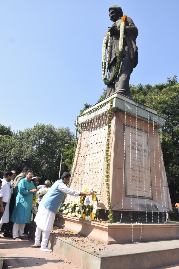 ইন্দিরা গান্ধীর মূর্তিতে শ্রদ্ধাঞ্জলি অর্পণে মেয়র, কলকাতা ইন্দিরা গান্ধীর মূর্তিতে শ্রদ্ধাঞ্জলি অর্পণে মেয়র, কলকাতা
