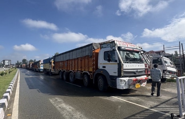 জম্মু-শ্রীনগর জাতীয় সড়কে ফের যান চলাচল স্বাভাবিক জম্মু-শ্রীনগর জাতীয় সড়কে ফের যান চলাচল স্বাভাবিক