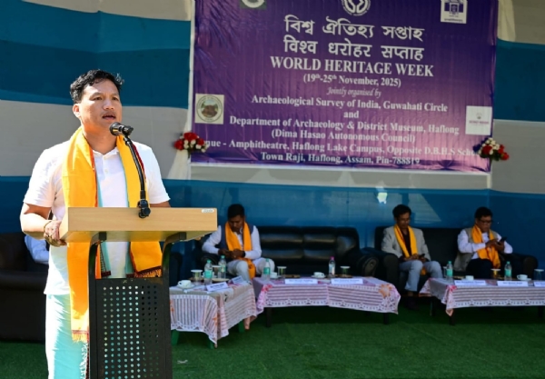 বক্তব্য পেশ করছেন উকাপা স্বশাসিত পরিষদের সিইএম দেবোলাল গার্লোসা বক্তব্য পেশ করছেন উকাপা স্বশাসিত পরিষদের সিইএম দেবোলাল গার্লোসা