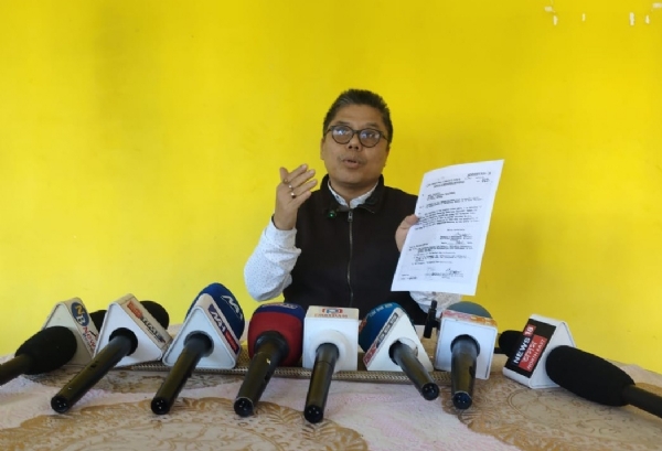 সাংবাদিক সম্মেলনে পার্বত্য পরিষদের প্রাক্তন সিইএম সমরজিৎ হাফলংবার সাংবাদিক সম্মেলনে পার্বত্য পরিষদের প্রাক্তন সিইএম সমরজিৎ হাফলংবার