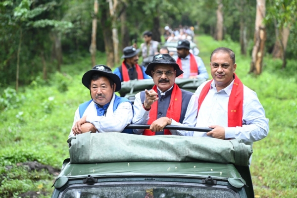 সাংসদ কামাখ্যা প্ৰসাদ তাসাকে সঙ্গে নিয়ে জিপ সাফারি মন্ত্রীর