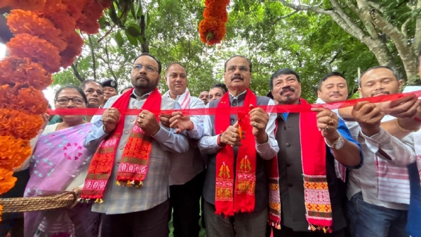 দুই মন্ত্ৰী অতুল বরা ও কেশব মহন্ত, সাংসদ কামাখ্যা প্ৰসাদ তাসাদের সঙ্গে নিয়ে ফিতা কেটে কঁহরা বনাঞ্চলের প্ৰবেশদ্বার খুলছেন বনমন্ত্ৰী চন্দ্ৰমোহন পাটোয়ারি (মধ্যে)