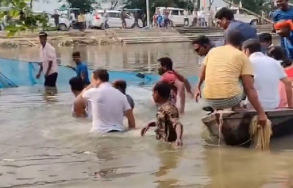 জনসংযোগ রাহুলের, বেগুসরাইয়ে পুকুরে ঝাঁপ দিয়ে ধরলেন মাছ