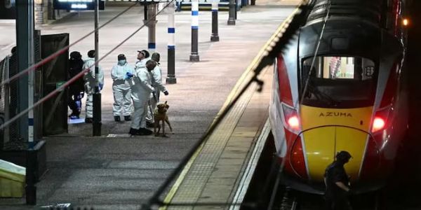 লন্ডনগামী চলন্ত ট্রেনে হামলা, আহত ১০