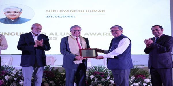 আইআইটি কানপুরে বিশিষ্ট প্রাক্তনী পুরস্কার জ্ঞানেশ কুমারকে