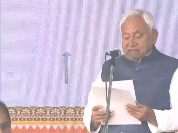 বিহারে মুখ্যমন্ত্রী হিসেবে শপথ নিলেন নীতীশ বিহারে মুখ্যমন্ত্রী হিসেবে শপথ নিলেন নীতীশ