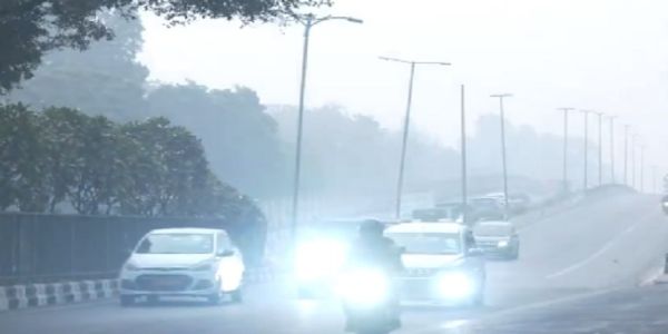 দিল্লির বাতাস দূষিতই, কনকনে শীতের আমেজ প্রয়াগরাজে