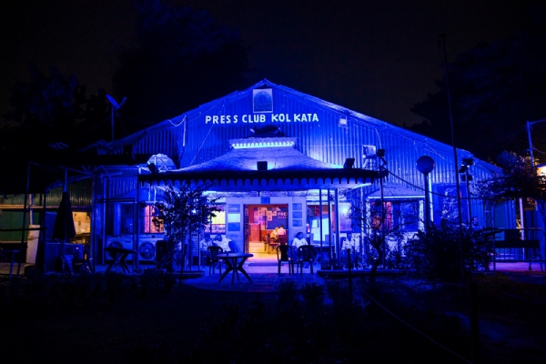 নীল আলোয় উদ্ভাসিত কলকাতায় হেরিটেজ ভবন