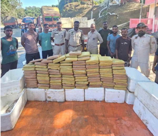 অসমের চুড়াইবাড়িতে মাছ বোঝাই মিনি ট্রাক থেকে উদ্ধার বিপুল পরিমাণের গাঁজা অসমের চুড়াইবাড়িতে মাছ বোঝাই মিনি ট্রাক থেকে উদ্ধার বিপুল পরিমাণের গাঁজা