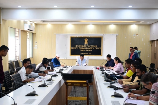 সাংবাদিক সম্মেলনে বক্তব্য পেশ করছেন জেলাশাসক মুনীন্দ্রনাথ নাগাতে সাংবাদিক সম্মেলনে বক্তব্য পেশ করছেন জেলাশাসক মুনীন্দ্রনাথ নাগাতে