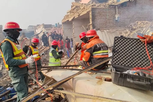 পাকিস্তানের রাসায়নিক কারখানায় ভয়াবহ বিস্ফোরণ, মৃত্যু অন্তত ১৫ জনের পাকিস্তানের রাসায়নিক কারখানায় ভয়াবহ বিস্ফোরণ, মৃত্যু অন্তত ১৫ জনের