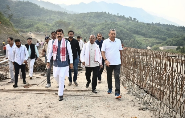 হারাঙ্গাজাও-জাটিঙ্গা এলাকা পরিদর্শন মন্ত্রী কৌশিক রায়ের। রয়েছেন রাজ্যসভার সদস্য কণাদ পুরকায়স্থ।