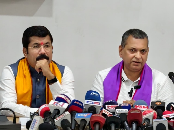 রাজ্যসভার সদস্য কণাদ পুরকায়স্থকে (বাঁয়ে) সঙ্গে নিয়ে মন্ত্রী কৌশিক রায়