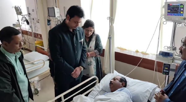 হাসপাতালে রাজীব ভট্টাচার্যকে দেখতে যান বিপ্লব কুমার দেব