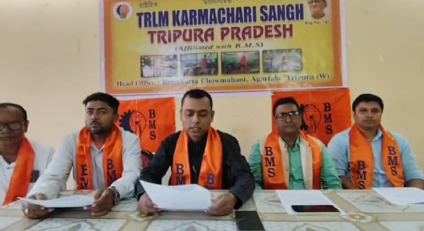 সাংবাদিক সম্মেলনে কর্মচারীরা