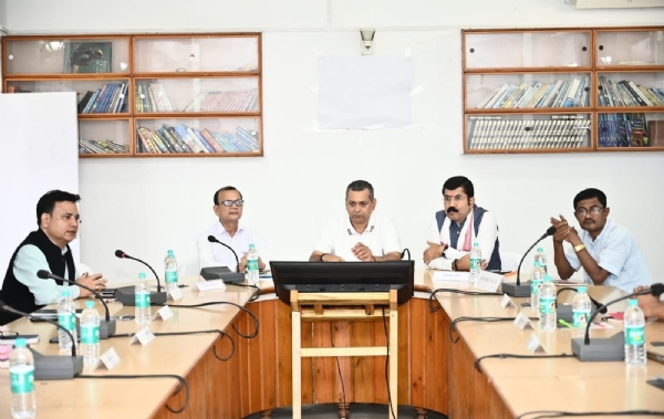 রাজ্যসভার সদস্য কণাদ পুরকায়স্থ, দুই বিধায়ক মিহিরকান্তি সোম ও নিহাররঞ্জন দাসদের সঙ্গে মন্ত্রী কৌশিক রায়