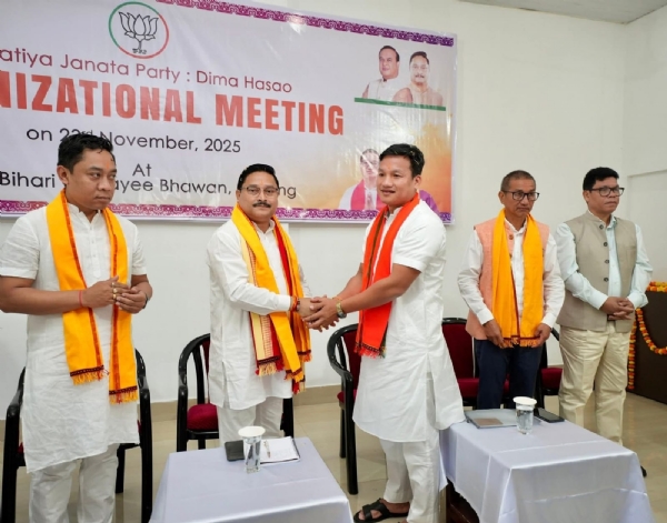 বিজেপির প্রদেশ সভাপতি দিলীপ শইকিয়ার সঙ্গে শুভেচ্ছা বিনিময় উকাপা স্বশাসিত পরিষদের সিইএম দেবোলাল গার্লোসার