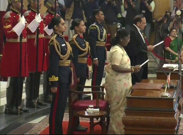 গাভাইয়ের উত্তরসূরি সূর্য কান্ত, শপথ নিলেন সুপ্রিম কোর্টের নতুন প্রধান বিচারপতি গাভাইয়ের উত্তরসূরি সূর্য কান্ত, শপথ নিলেন সুপ্রিম কোর্টের নতুন প্রধান বিচারপতি