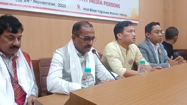 সাংবাদিকদের সঙ্গে মতবিনিময় সৈয়দ মমিনুল আওয়াল এবং দেবোলাল গার্লোসার