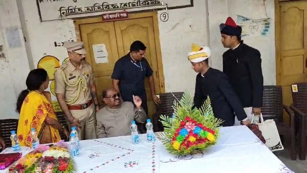 রাজ্যপাল জিয়াগঞ্জ স্কুলে রাজ্যপাল জিয়াগঞ্জ স্কুলে