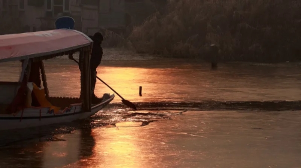 কনকনে ঠান্ডা শ্রীনগরে, ফের পারদ-পতন কাশ্মীর উপত্যকায়