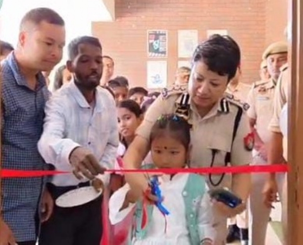 পাথারকান্দি থানায় শিশুবান্ধব কর্ণারের উদ্বোধন করছেন পুলিশ সুপার লীনা দোলে