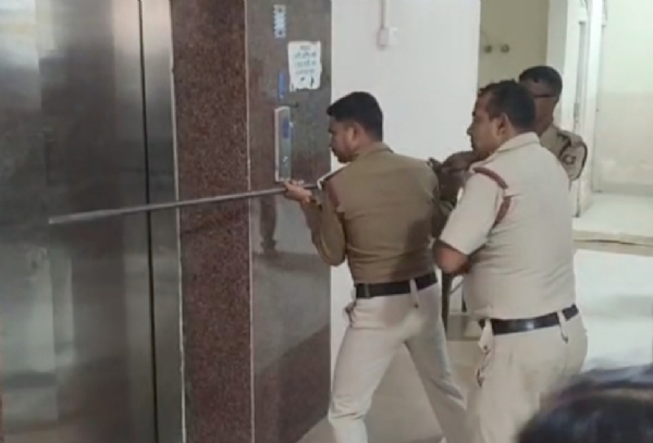 ভাঙা হল লিফট