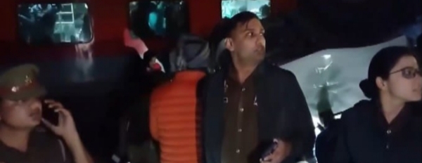 ওভারব্রিজের রেলিং ভেঙে ট্রাক পড়ল রেল লাইনে, রক্ষা পেল গরিব রথ এক্সপ্রেস ওভারব্রিজের রেলিং ভেঙে ট্রাক পড়ল রেল লাইনে, রক্ষা পেল গরিব রথ এক্সপ্রেস