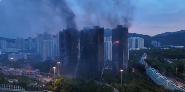 এখনও আগুন জ্বলছে হংকং-এর বহুতলে, নিখোঁজ অন্তত ৩০০ জন