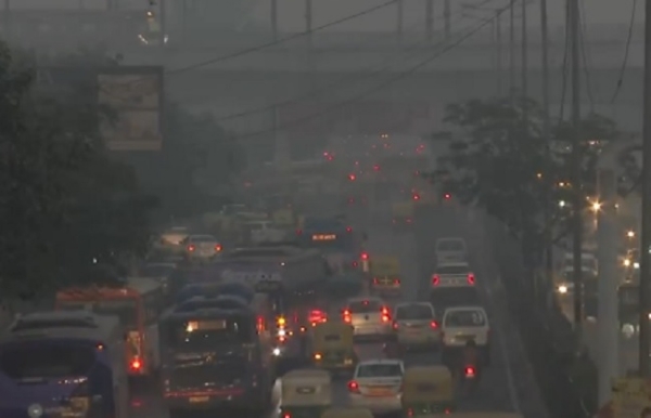 উন্নতি নেই আবহাওয়ায়, বৃহস্পতিতেও দূষণে দুর্বিষহ অবস্থা দিল্লিতে উন্নতি নেই আবহাওয়ায়, বৃহস্পতিতেও দূষণে দুর্বিষহ অবস্থা দিল্লিতে