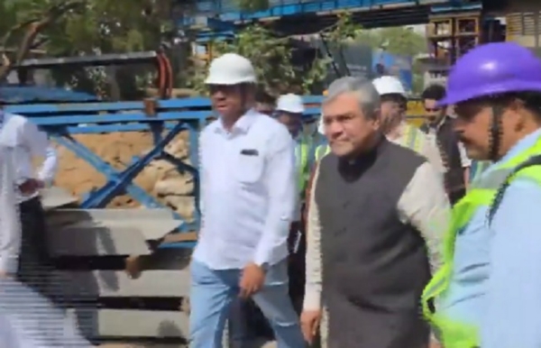 আহমেদাবাদের রেলের সামগ্রিক কাজের অগ্রগতি খতিয়ে দেখলেন রেলমন্ত্রী আহমেদাবাদের রেলের সামগ্রিক কাজের অগ্রগতি খতিয়ে দেখলেন রেলমন্ত্রী