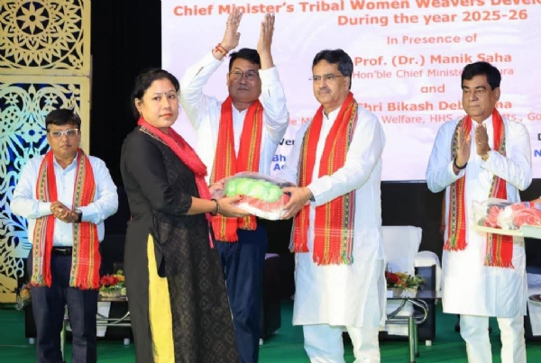 সুতা তুলে দিলেন মুখ্যমন্ত্রী