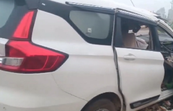 উত্তর প্রদেশের বারাবাঁকিতে ট্রাক ও গাড়ির সংঘর্ষে মৃত ৬, আহত দুই উত্তর প্রদেশের বারাবাঁকিতে ট্রাক ও গাড়ির সংঘর্ষে মৃত ৬, আহত দুই