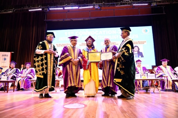 সাবরিনা আলমকে স্বর্ণপদক প্রদানের এক মুহূর্ত