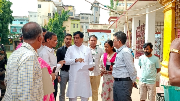 পুকুর পরিদর্শন করলেন মেয়র