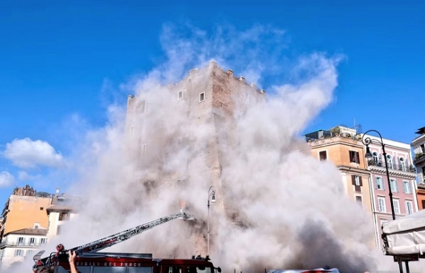 রোমে মধ্যযুগীয় টাওয়ারের একাংশে ধস রোমে মধ্যযুগীয় টাওয়ারের একাংশে ধস