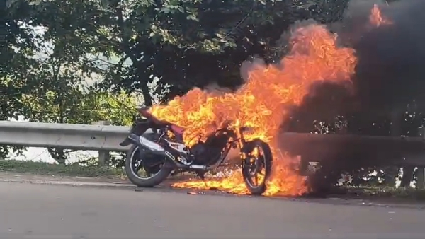 জ্বলন্ত মোটর সাইকেল জ্বলন্ত মোটর সাইকেল