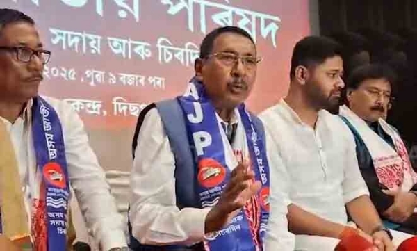 সংবাদিক সম্মেলনে বক্তব্য পেশ করছেন রাজেন গোহাঁই সংবাদিক সম্মেলনে বক্তব্য পেশ করছেন রাজেন গোহাঁই