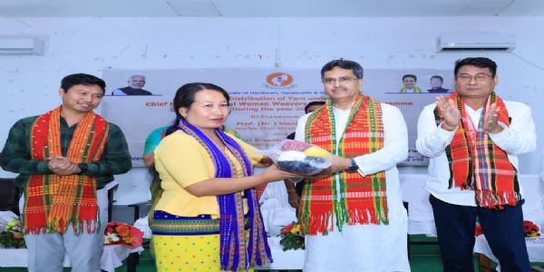 বিশ্রামগঞ্জে জনজাতি মহিলাদের হাতে রিয়া ও পাছরা বুননের সুতা বিতরণ করলেন মুখ্যমন্ত্রী