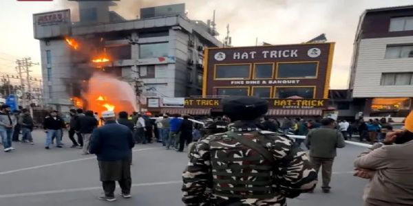 শ্রীনগরের রাজবাগে ব্যাঙ্কের বিজনেস ইউনিটে আগুন, ছড়ালো আতঙ্ক