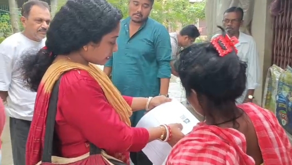 এস আই আর ফরম বিলি