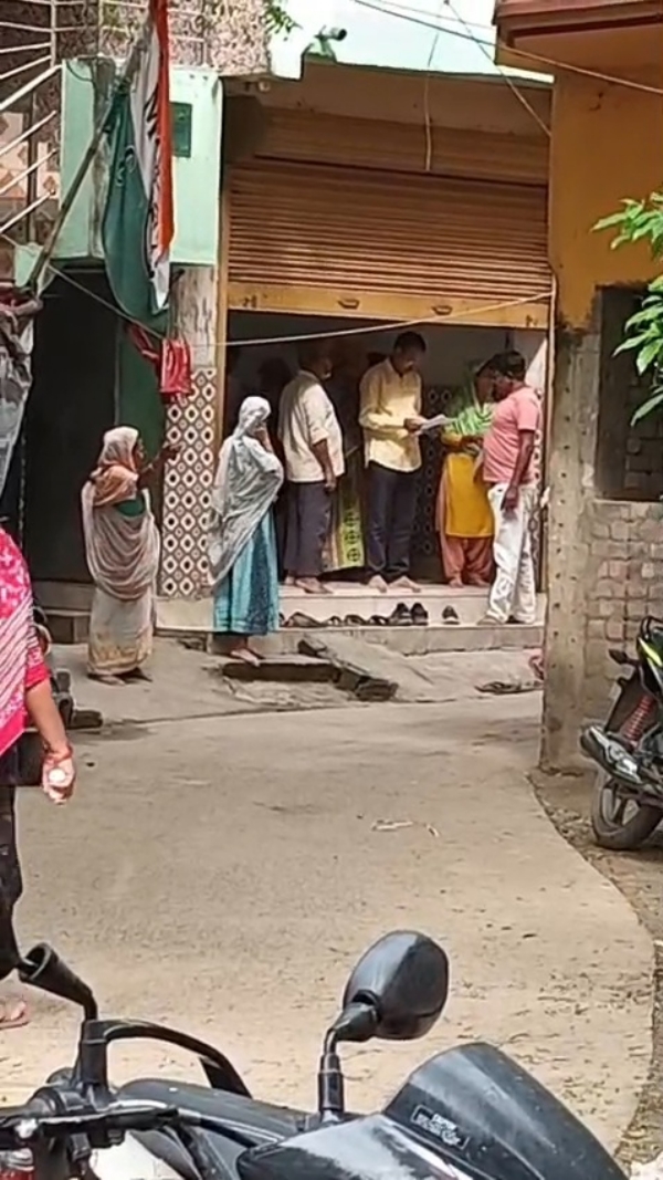 এস আই আর ফরম বিলি