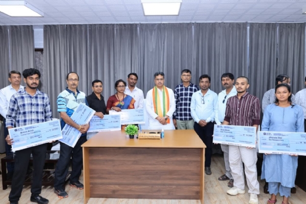 চিত্রশিল্পীদের সংবর্ধনা দিলেন মুখ্যমন্ত্রী