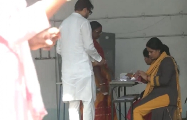 বিকশিত বিহার-এর জন্য ভোট দিলেন ঋতুরাজ সিনহা বিকশিত বিহার-এর জন্য ভোট দিলেন ঋতুরাজ সিনহা