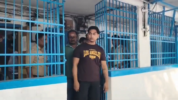 পুলিশের হাতে গ্রেফতার পুলিশের হাতে গ্রেফতার