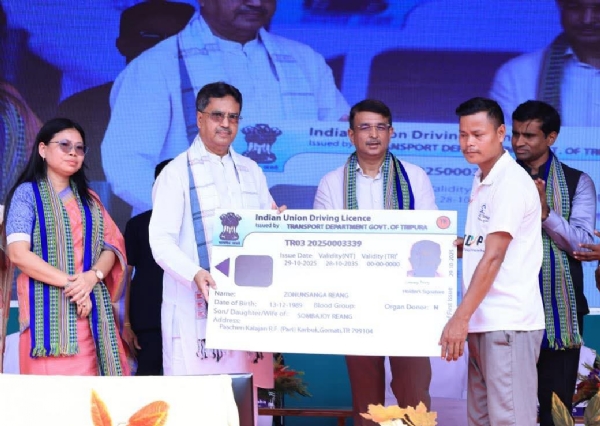 টুলকিট বিতরণ করলেন মুখ্যমন্ত্রী টুলকিট বিতরণ করলেন মুখ্যমন্ত্রী