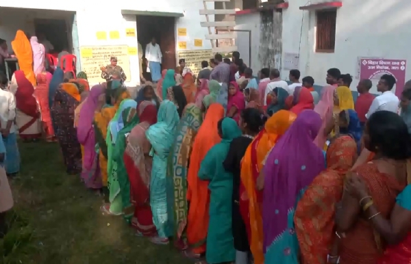 বিহারে শুরু প্রথম দফার ভোট, ১৮ জেলার ১২১ কেন্দ্রে চলছে নির্বাচন বিহারে শুরু প্রথম দফার ভোট, ১৮ জেলার ১২১ কেন্দ্রে চলছে নির্বাচন